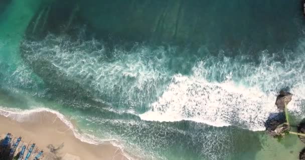 Luchtfoto Naar Beneden Van Witte Zandige Siung Beach Met Neerstortende — Stockvideo