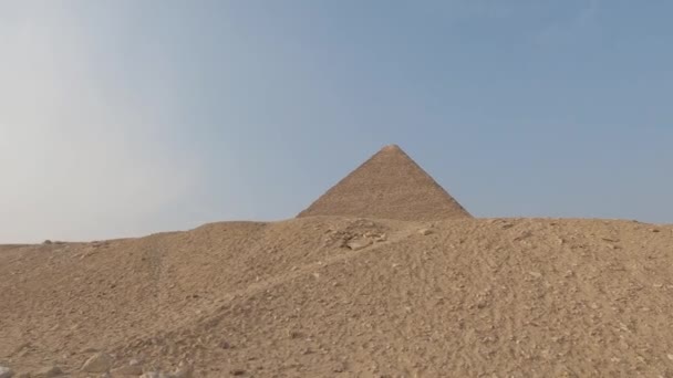 Turister Utforska Den Stora Pyramiden Hästryggen Sent Eftermiddagen Giza — Stockvideo