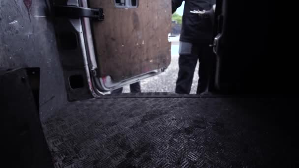 Μεσαία Γωνία Φόρτωσης Καταλυτικός Μετατροπέας Ένα Φορτηγό Έναν Πελάτη Δύο — Αρχείο Βίντεο