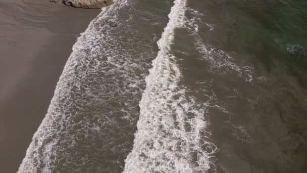 Aerial View Foaming Waves Pacific Ocean Hitting Sandy Beach — Stock videók