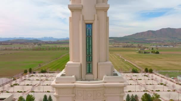 Aerial Crane Shot Revealing Angel Moroni Top Lds Mormon Payson — Stockvideo