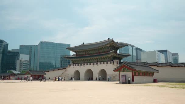 Turistler Gwanghwamun Kapısından Gyeongbokgung Sarayı Meydanına Yürüyorlar Seul Yüksek Binaları — Stok video