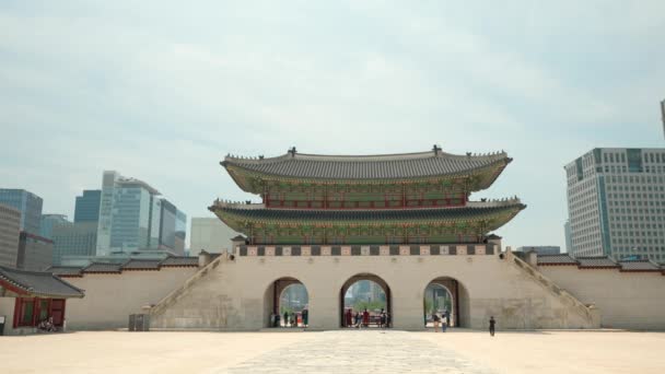 Gwanghwamun Gate Two Tourists Walk Square Gyeongbokgung Palace Summer Day — Vídeos de Stock