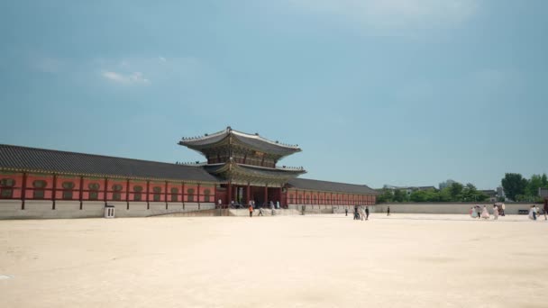 Unrecognizable Tourists Wearing Korean Traditional Dress Hanbok Enter Heungnyemun Gate — Vídeos de Stock