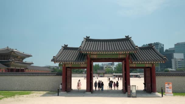 Travelers People Move Out Yongseongmun Gate Gyeongbokgung Palace Sunny Day — стокове відео
