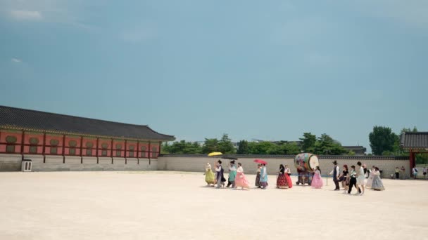 Група Подорожує Людей Барвистих Корейських Традиційних Ханбок Сукнях Парасолях Гуляючи — стокове відео