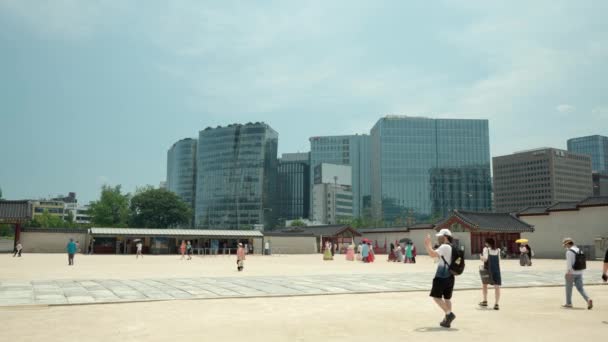 Sırt Çantalı Grup Turu Yapan Turistler Gyeongbokgung Sarayı Nda Yürüyüş — Stok video