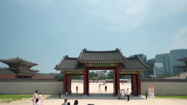 Groups Tourists Enter Gyeongbokgung Palace Yongseongmun Gate Seoul South Korea — стоковое видео