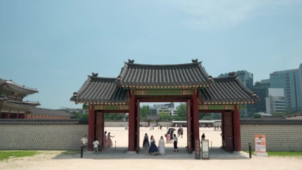 Young Girls Hanbok Dresses Visit Gyeongbokgung Palace Take Pictures Get — Stok video