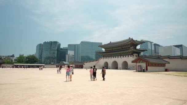 Back View Young Tourists Walking Large Square Gwanghwamun Gate Gyeongbokgung — Stok video