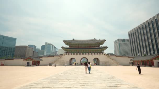 Gwanghwamun Gate Back Two Girls Walking Square Out Gyeongbokgung Palace — Vídeo de Stock