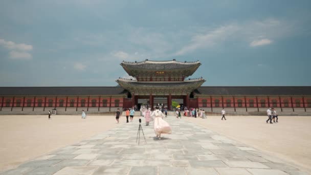 Korean Couple Hanbok Clothes Takes Selfie Photo Front Heungnyemun Gate — Stok Video