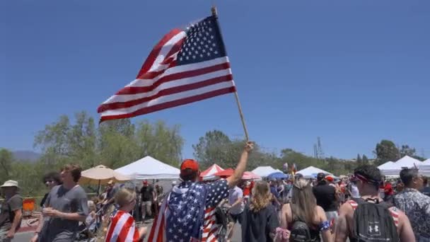 Λευκός Άνδρας Περπατά Αμερικανική Σημαία Πανηγύρι — Αρχείο Βίντεο