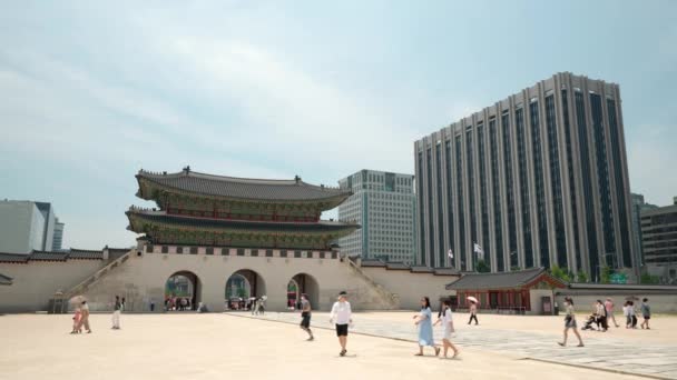 Viajantes Andando Torno Gyeongbokgung Palace Square Com Gwanghwamun Portão Governo — Vídeo de Stock