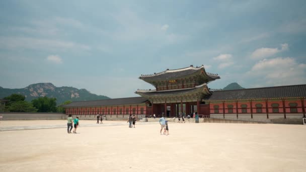 Heungnyemun Gate Com Bukhansan Montanha Fundo Contra Céu Azul Palácio — Vídeo de Stock