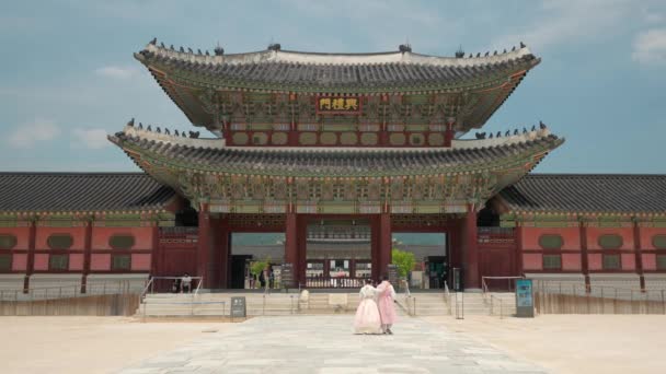 Back View Korean Couple Pink Hanbok Clothes Entering Heungnyemun Gate — Stock Video