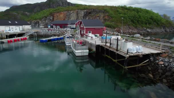 Εναέρια Προώθηση Κοντινό Πλάνο Του Αλιευτικού Σκάφους Tonnes Harbor Helgeland — Αρχείο Βίντεο