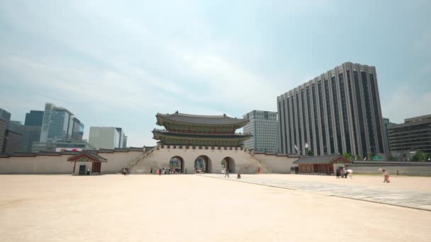 Kleine Besuchergruppen Auf Dem Platz Des Gyeongbokgung Palastes Mit Dem — Stockvideo