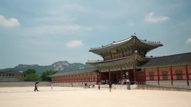 Groups People Walking Heungnyemun Gate Traveling Gyeongbokgung Palace Summer Day — Stock video