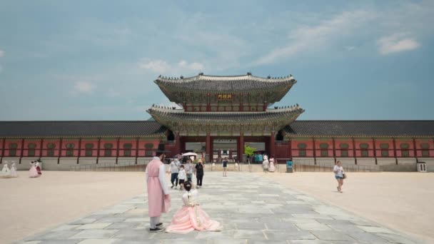 Travelers Hanbok Heungnyemun Gate Traveling Gyeongbokgung Palace Summer — Vídeo de Stock