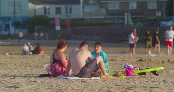 Family Sandy Shore Κατά Διάρκεια Του Καλοκαιριού Στο Perranporth Beach — Αρχείο Βίντεο