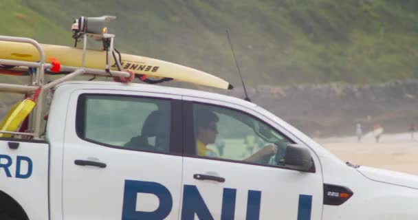 Rnli Coast Guard Driver Driving Pickup Truck Surfboard Fistral Beach — Vídeo de Stock