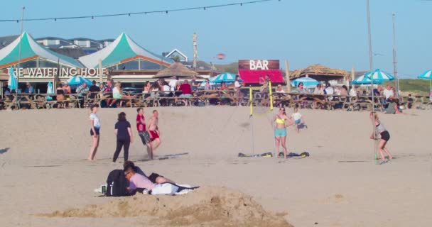 Emberek Röplabdáznak Perranporth Beach Kocsmával Háttérben Cornwall Egyesült Királyság Statikus — Stock videók