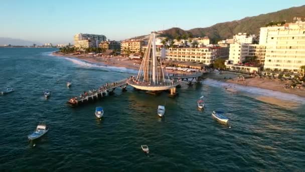 Туристы Лодки Muelle Playa Los Muertos Пуэрто Вальярта Мексика Закате — стоковое видео