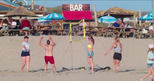 Amigos Locais Desfrutando Verão Jogando Vôlei Praia Perranporth Beach Sands — Vídeo de Stock
