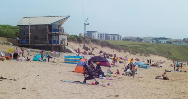 Toeristen Lokale Bevolking Fistral Beach Besteden Zomervakantie Newquay Engeland Verenigd — Stockvideo