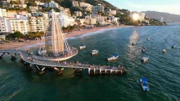 Туристы Muelle Playa Los Muertos Пуэрто Вальярта Мексика Лодки Якоре — стоковое видео