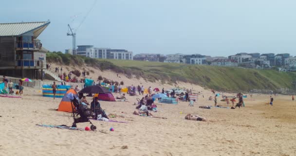 英国纽凯 与家人一起在星空海滩的沙滩上放松度假 大范围射击 — 图库视频影像