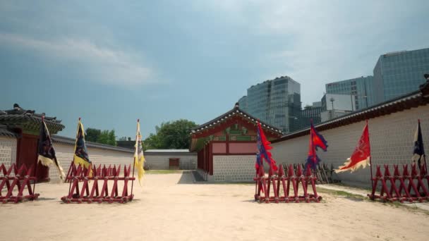 Gyeongbokgung Palace Wooden Old Style Protective Fence Horse Riding Warriors — Stok video