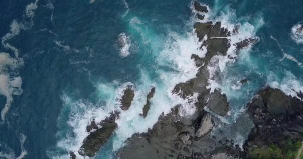 Overhead Shot Big Waves Indian Ocean Hitting Boulder Rocks Beach — Vídeos de Stock