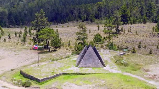 Aerial Orbit Shot Colossal Pyramid Valle Nuevo Waving Flag Surrounded — Wideo stockowe