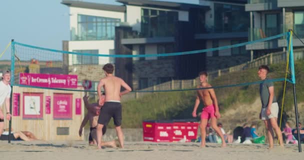 Groupe Jeunes Hommes Jouant Volley Ball Par Une Journée Ensoleillée — Video