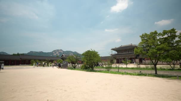 People Walk Yeongjegyo Bridge Geunjeongmun Gate See Gyeongbokgung Palace Clear — Stok video