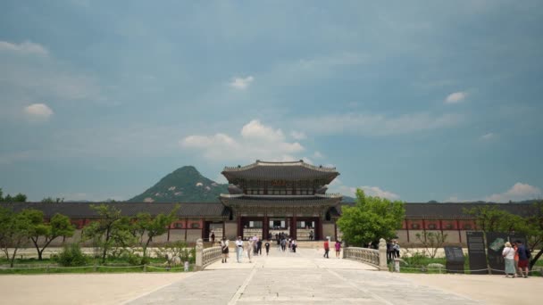 Nsanlar Gyeongbokgung Sarayı Nın Üçüncü Kapısı Olan Geunjeongmun Kapısından Yeongjegyo — Stok video