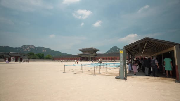 Gyeongbokgung Palace Ticket Box Cestovatelé Koupit Vstupenky Heungnyemun Gate Bukhansan — Stock video