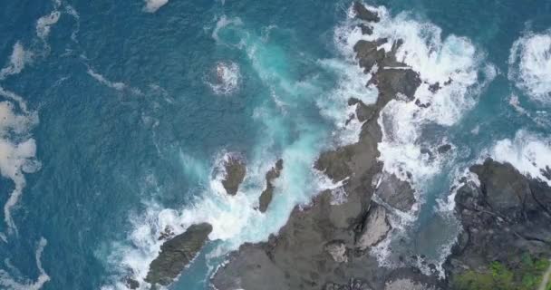 Aerial Overhead Shot Waves Indian Ocean Hitting Boulder Coral Reff — Stock videók