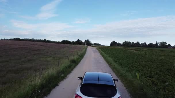 White Car Driving Slow Dirt Road Farm Fields Scherpenheuvel Belgium — Vídeo de Stock