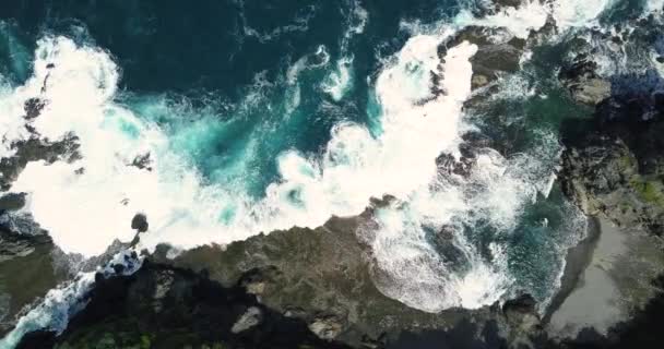 Static Overhead Shot Sea Waves Hitting Boulder Rocks Beach Sunny — Stock Video