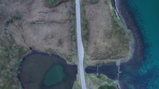 Mata Burung Pandangan Atas Garis Pantai Norwegia Dengan Situs Kamp — Stok Video