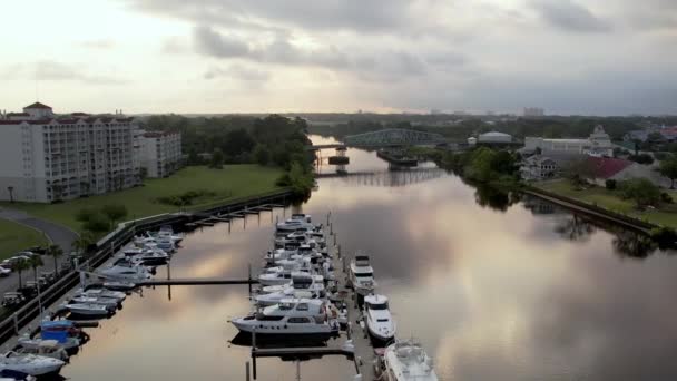 Swing Bridge North Myrtle Beach Leading Barefoot Landing Intercoastal Waterway — Vídeo de stock