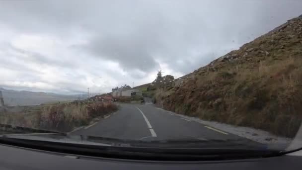 在乡村 一辆汽车在靠近海洋的一条爱尔兰公路上行驶 Gopro时间过去了 — 图库视频影像