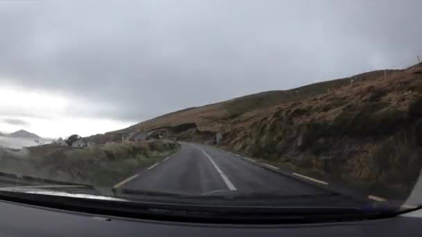 Een Auto Start Rijdt Langs Een Bochtige Weg Het Ierse — Stockvideo