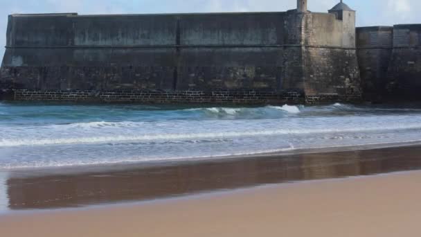 Relaxing Slow Motion View Small Waves Crashing Beach — Vídeo de Stock