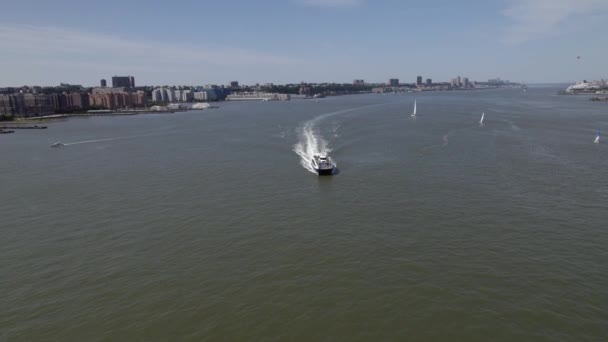 Aerial View Ferry Hudson River Sunny New York Usa Tilt — Vídeo de Stock