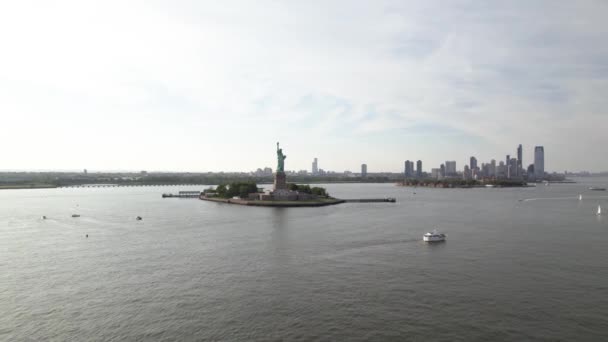 Вид Воздуха Лодки Паромы Перед Островом Свободы Нью Йорк Сша — стоковое видео