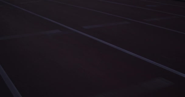 Молодий Чорний Спортсмен Порожній Біговій Доріжці Робить Тренування Заходом Сонця — стокове відео